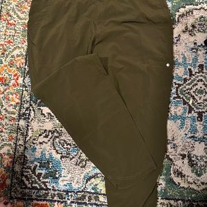 Columbia Place to Place Cropped Pants. Women’s XL in Olive Green